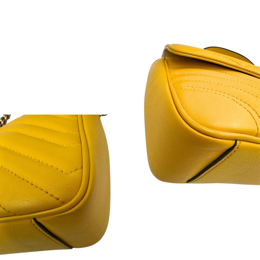 angoli Borsa Gucci Marmont in pelle gialla con parti metalliche dorate; impreziosita da doppia G sul front e munita di una tracolla in catena scorrevole con spallaccio in pelle. Completa di dustbag, di lusso, originale, ottime condizioni. 