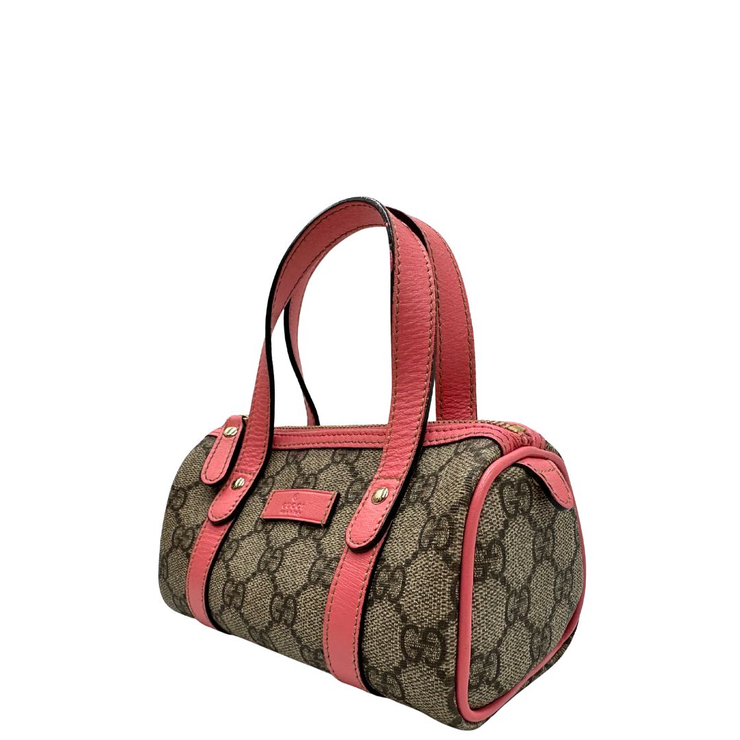 lato Borsa Gucci in tessuto beige GG con finiture in pelle rosa e parti metalliche dorate; munita di doppi manici, indossabile a spalla. Completa di dustbag, di lusso, originale, ottime condizioni. 