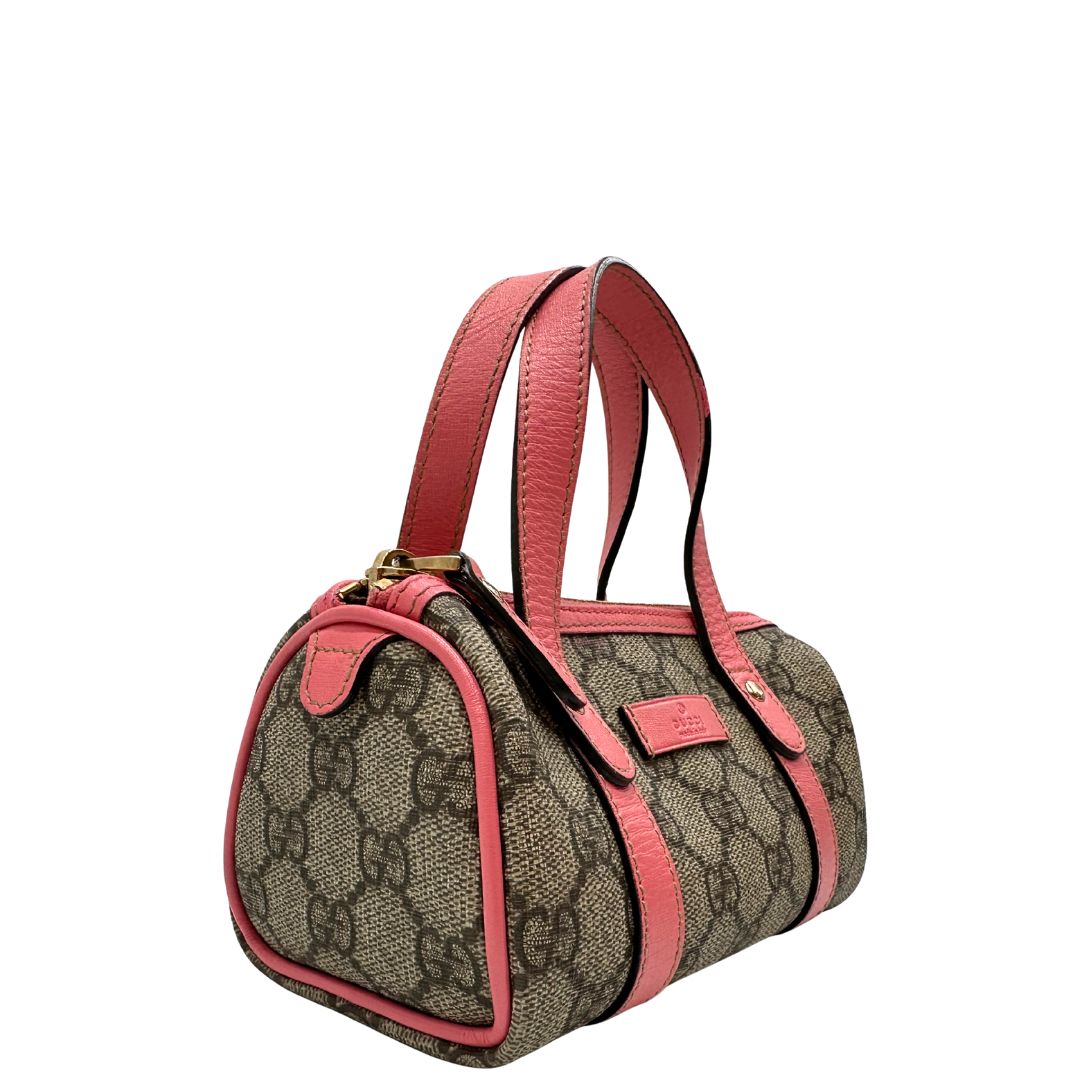 lato Borsa Gucci in tessuto beige GG con finiture in pelle rosa e parti metalliche dorate; munita di doppi manici, indossabile a spalla. Completa di dustbag, di lusso, originale, ottime condizioni. 