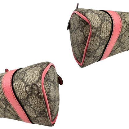 angoli Borsa Gucci in tessuto beige GG con finiture in pelle rosa e parti metalliche dorate; munita di doppi manici, indossabile a spalla. Completa di dustbag, di lusso, originale, ottime condizioni. 