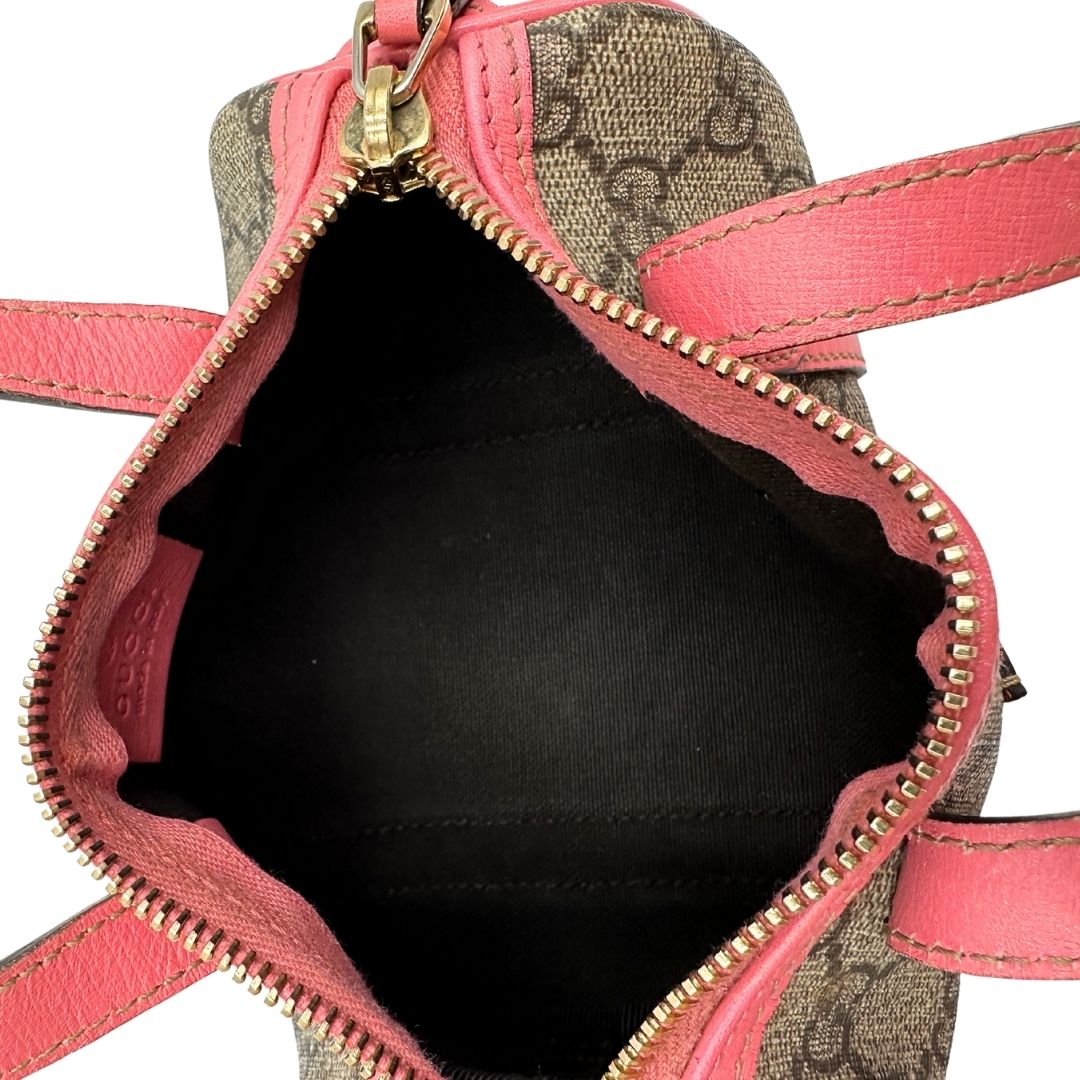 interno Borsa Gucci in tessuto beige GG con finiture in pelle rosa e parti metalliche dorate; munita di doppi manici, indossabile a spalla. Completa di dustbag, di lusso, originale, ottime condizioni. 