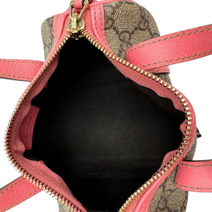 interno Borsa Gucci in tessuto beige GG con finiture in pelle rosa e parti metalliche dorate; munita di doppi manici, indossabile a spalla. Completa di dustbag, di lusso, originale, ottime condizioni. 