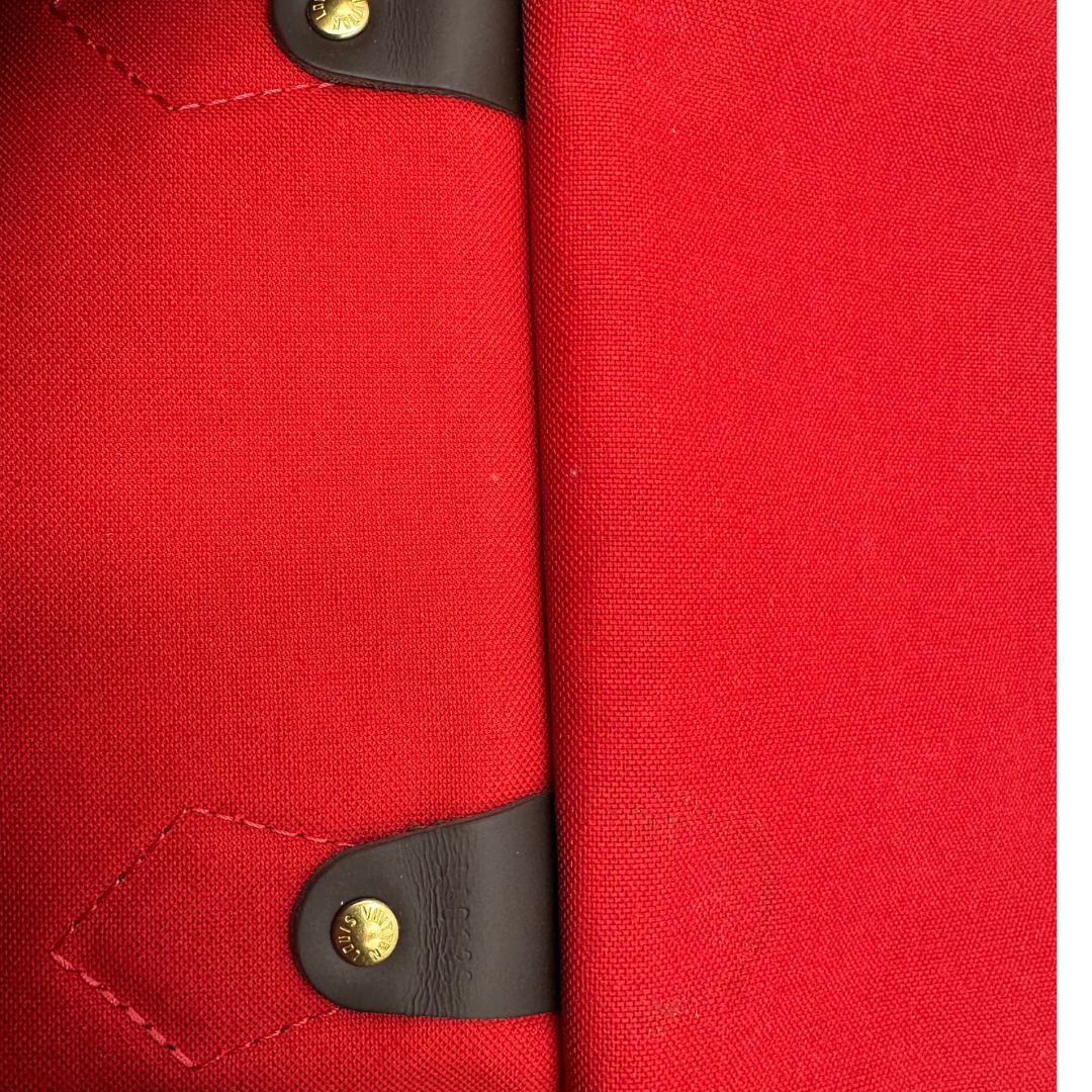 interno Borsa Speedy 35 in canvas Damier Ébène marrone con finiture in pelle marrone e parti metalliche dorate; munita di una tracolla amovibile e regolabile e doppi manici stondati. Completa di scatola, lucchetto e chiavi, di lusso, originale, usata.