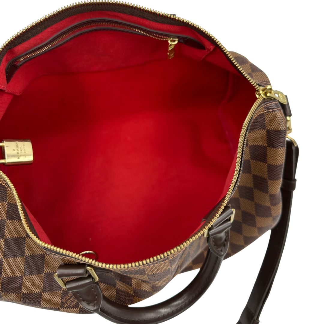 interno Borsa Speedy 35 in canvas Damier Ébène marrone con finiture in pelle marrone e parti metalliche dorate; munita di una tracolla amovibile e regolabile e doppi manici stondati. Completa di scatola, lucchetto e chiavi, di lusso, originale, usata.