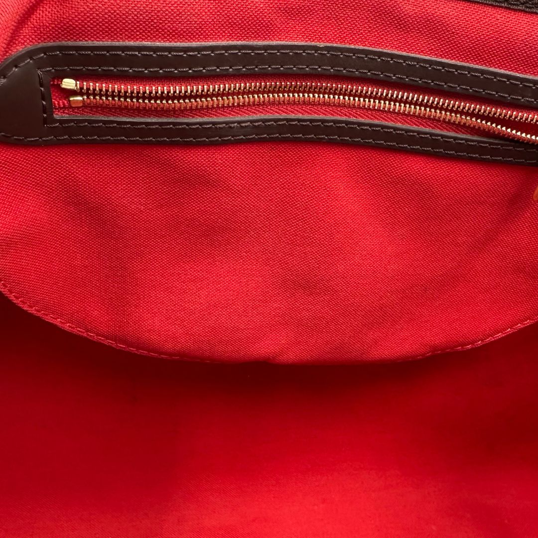 interno Borsa Speedy 35 in canvas Damier Ébène marrone con finiture in pelle marrone e parti metalliche dorate; munita di una tracolla amovibile e regolabile e doppi manici stondati. Completa di scatola, lucchetto e chiavi, di lusso, originale, usata.