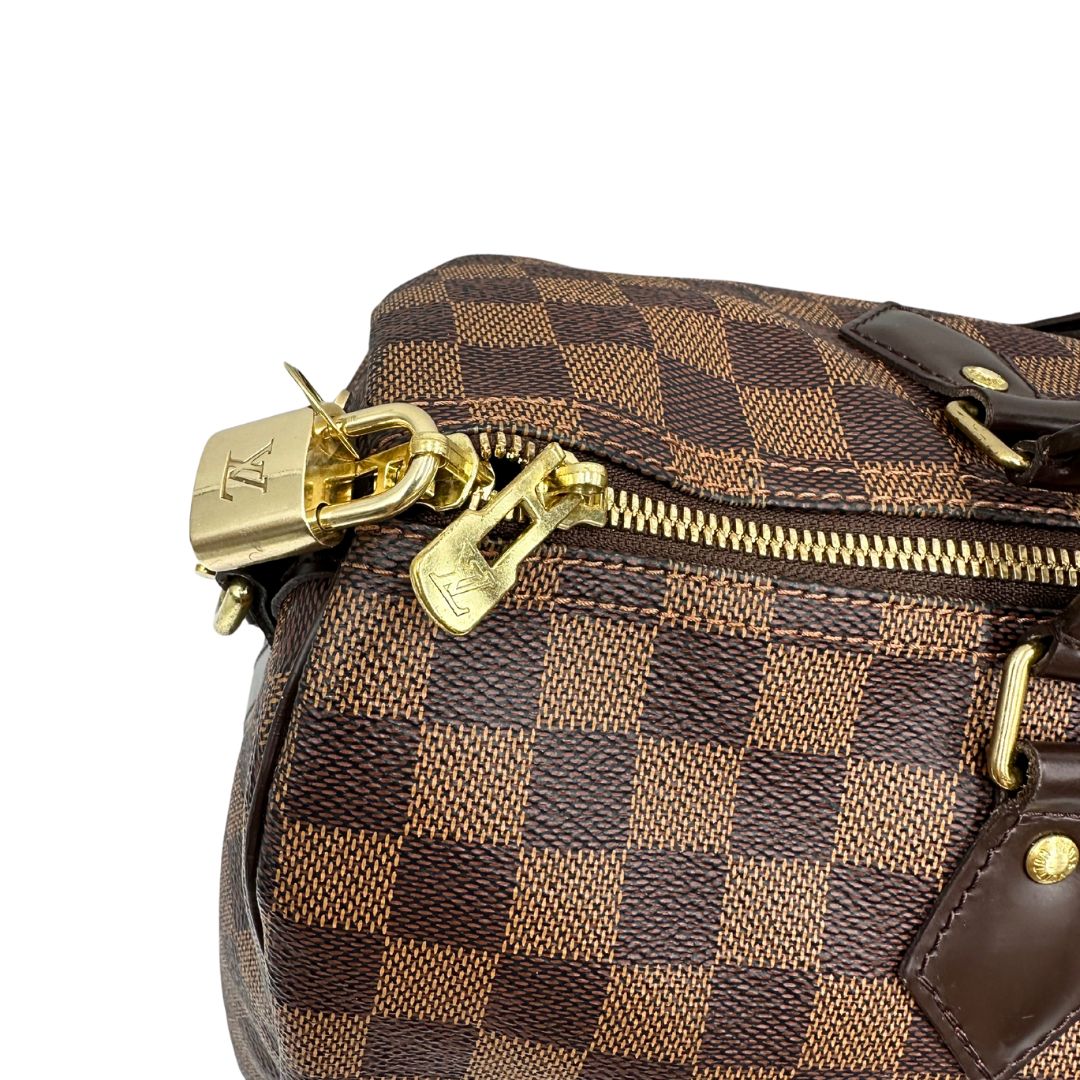 Borsa Speedy 35 in canvas Damier Ébène marrone con finiture in pelle marrone e parti metalliche dorate; munita di una tracolla amovibile e regolabile e doppi manici stondati. Completa di scatola, lucchetto e chiavi, di lusso, originale, usata. 