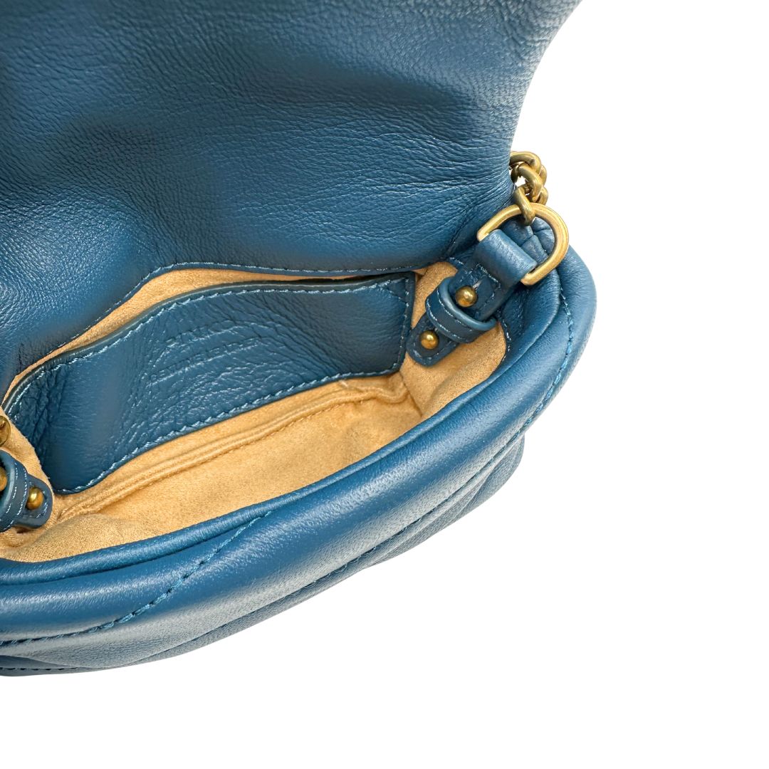 interno Borsa Pinko in pelle matelassè blu petrolio con parti metalliche dorate; munita di una tracolla in catena. Completa di dustbag, di lusso, originale, ottime condizioni, usata. 