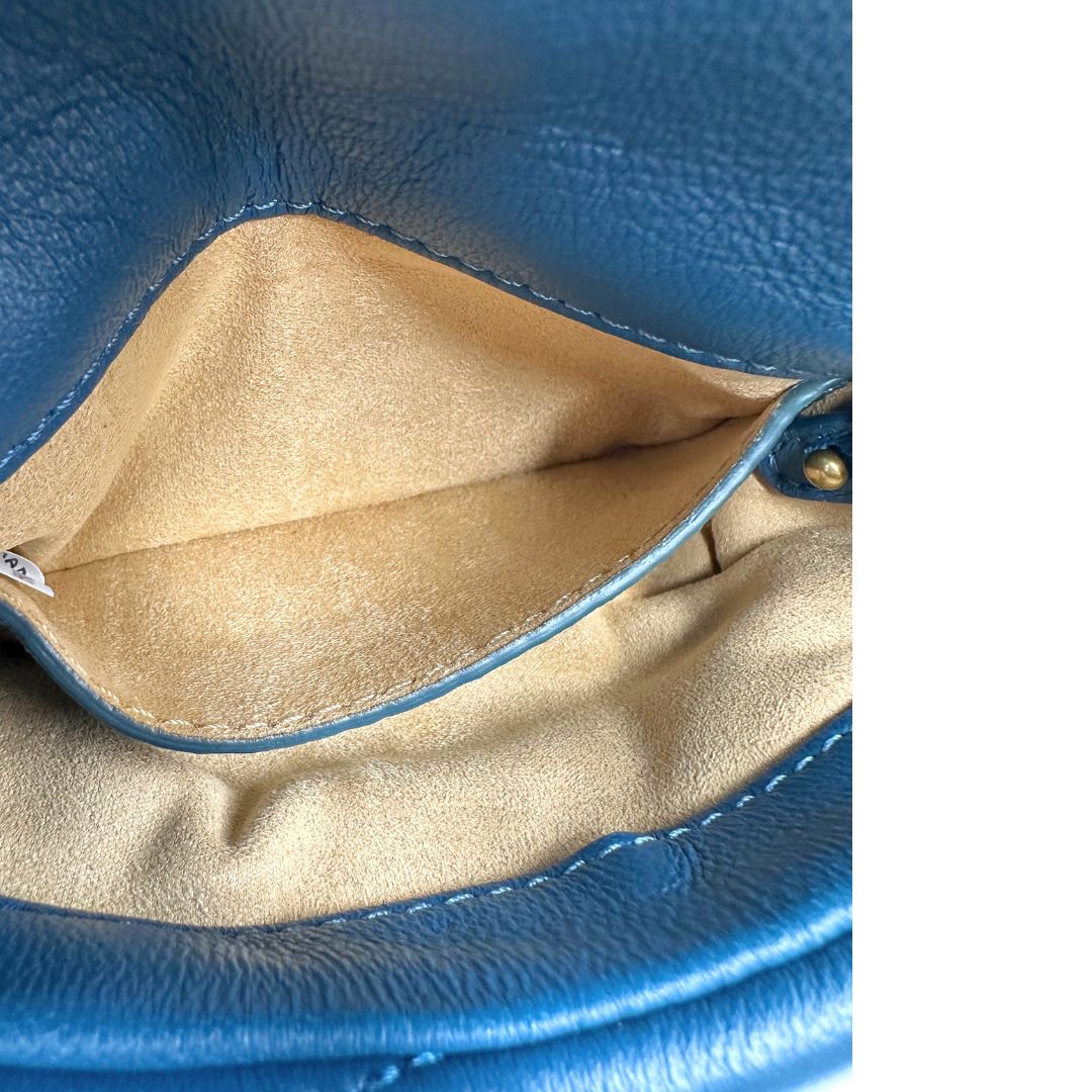 interno Borsa Pinko in pelle matelassè blu petrolio con parti metalliche dorate; munita di una tracolla in catena. Completa di dustbag, di lusso, originale, ottime condizioni, usata. 