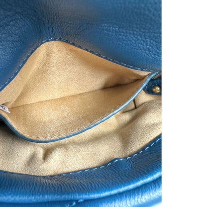 interno Borsa Pinko in pelle matelassè blu petrolio con parti metalliche dorate; munita di una tracolla in catena. Completa di dustbag, di lusso, originale, ottime condizioni, usata. 