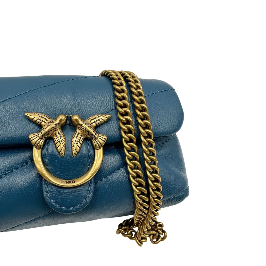 Borsa Pinko in pelle matelassè blu petrolio con parti metalliche dorate; munita di una tracolla in catena. Completa di dustbag, di lusso, originale, ottime condizioni, usata. 