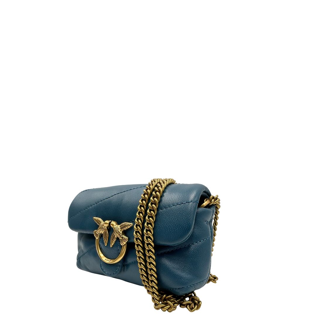 lato Borsa Pinko in pelle matelassè blu petrolio con parti metalliche dorate; munita di una tracolla in catena. Completa di dustbag, di lusso, originale, ottime condizioni, usata. 
