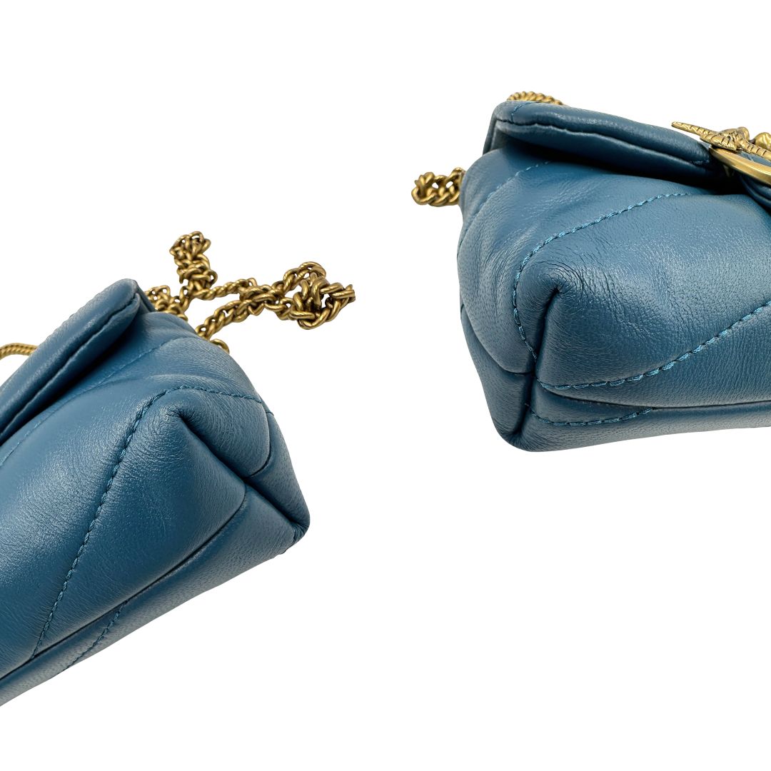 angoli Borsa Pinko in pelle matelassè blu petrolio con parti metalliche dorate; munita di una tracolla in catena. Completa di dustbag, di lusso, originale, ottime condizioni, usata. 