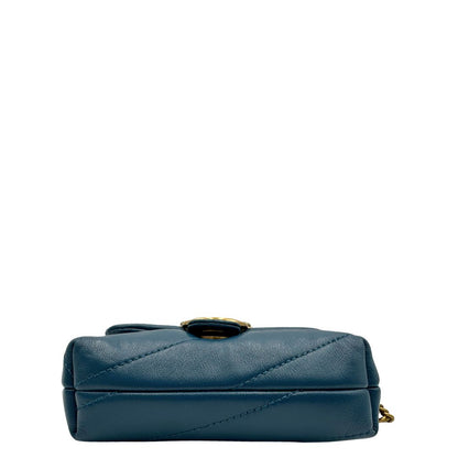 base Borsa Pinko in pelle matelassè blu petrolio con parti metalliche dorate; munita di una tracolla in catena. Completa di dustbag, di lusso, originale, ottime condizioni, usata. 