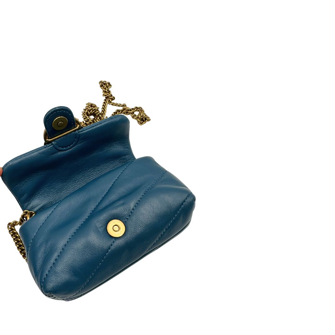 chiusura Borsa Pinko in pelle matelassè blu petrolio con parti metalliche dorate; munita di una tracolla in catena. Completa di dustbag, di lusso, originale, ottime condizioni, usata.