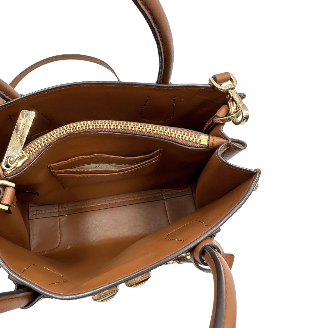 interno Borsa Michael Kors in pelle color cammello con parti metalliche dorate; munita di doppi manici e una tracolla amovibile e regolabile, impreziosita da borchie piramidali, di lusso, originale, ottime condizioni. 