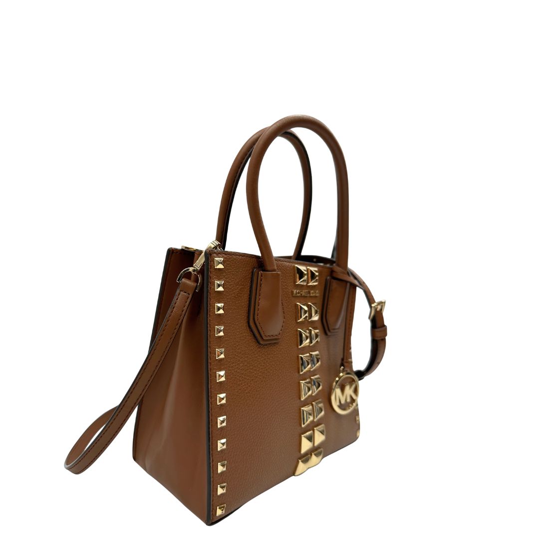 lato Borsa Michael Kors in pelle color cammello con parti metalliche dorate; munita di doppi manici e una tracolla amovibile e regolabile, impreziosita da borchie piramidali, di lusso, originale, ottime condizioni. 