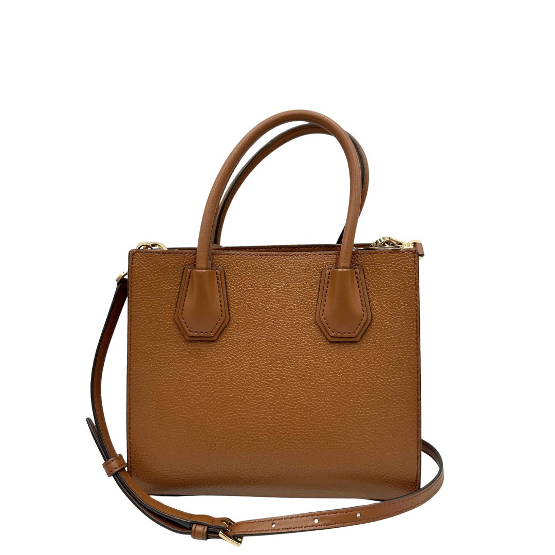 retro Borsa Michael Kors in pelle color cammello con parti metalliche dorate; munita di doppi manici e una tracolla amovibile e regolabile, impreziosita da borchie piramidali, di lusso, originale, ottime condizioni. 