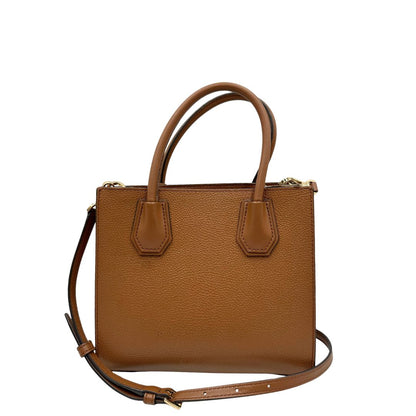 retro Borsa Michael Kors in pelle color cammello con parti metalliche dorate; munita di doppi manici e una tracolla amovibile e regolabile, impreziosita da borchie piramidali, di lusso, originale, ottime condizioni. 