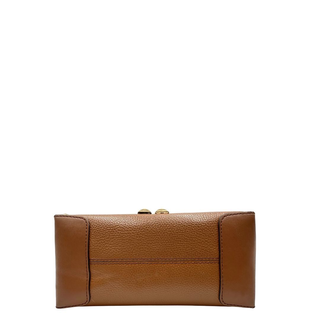 Borsa Michael Kors in pelle color cammello con parti metalliche dorate; munita di doppi manici e una tracolla amovibile e regolabile, impreziosita da borchie piramidali, di lusso, originale, ottime condizioni.