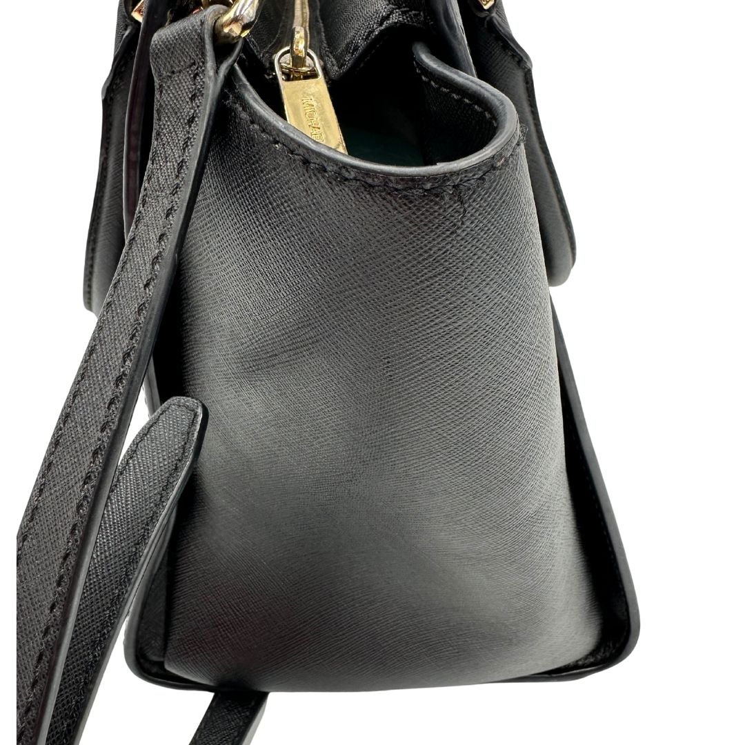 lato Borsa Michael Kors in pelle saffiano nera con parti metalliche dorate; munita di doppi manici stondati e una tracolla amovibile e regolabile, di lusso, originale, ottime condizioni.
