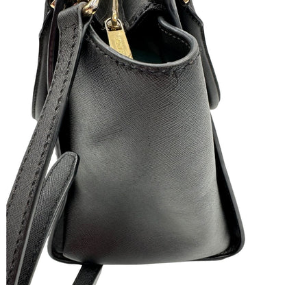 lato Borsa Michael Kors in pelle saffiano nera con parti metalliche dorate; munita di doppi manici stondati e una tracolla amovibile e regolabile, di lusso, originale, ottime condizioni.