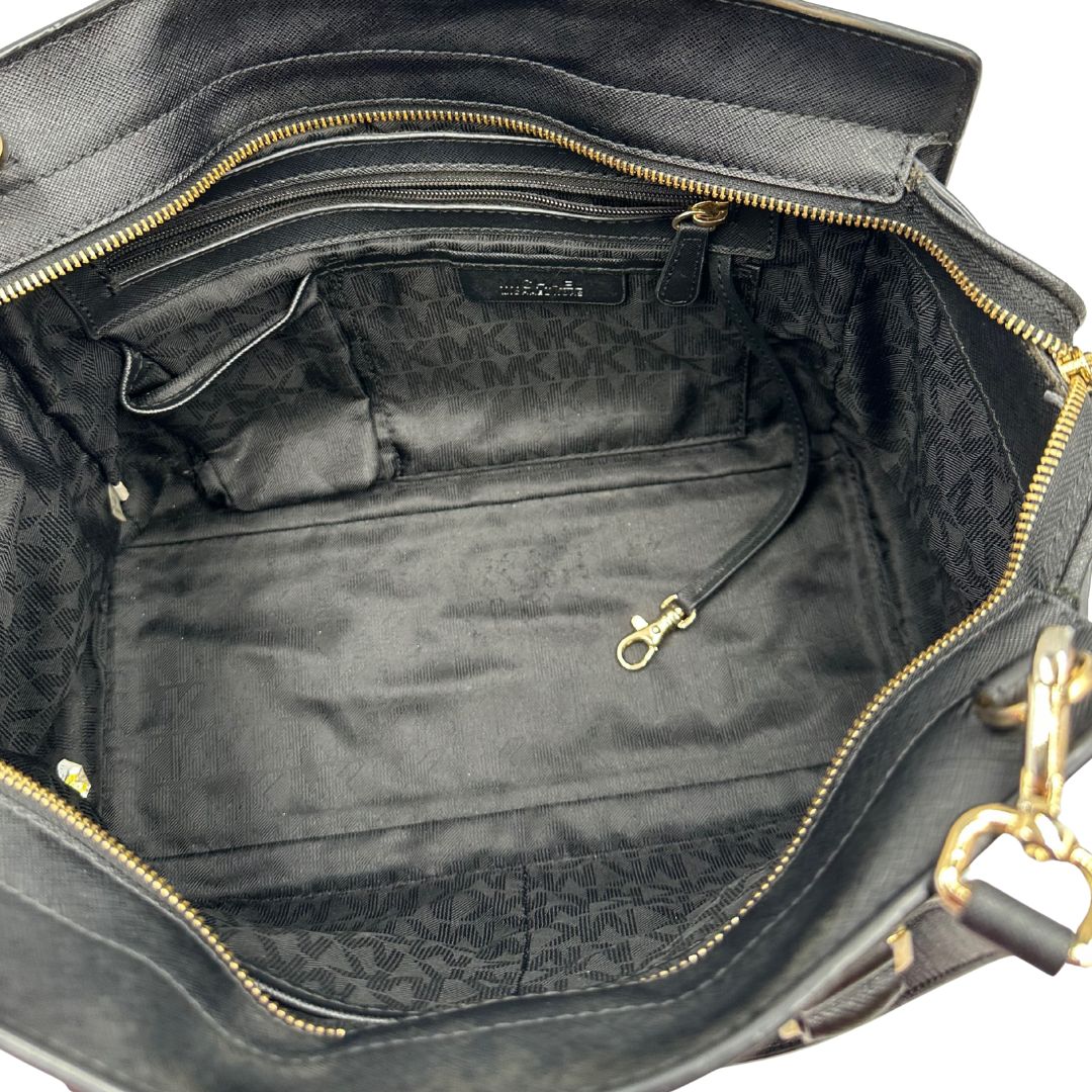 interno Borsa Michael Kors in pelle saffiano nera con parti metalliche dorate; munita di doppi manici stondati e una tracolla amovibile e regolabile, di lusso, originale, ottime condizioni.