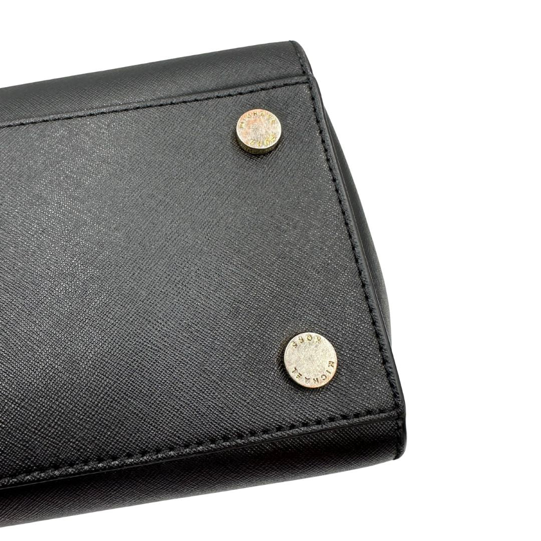 Borsa Michael Kors in pelle saffiano nera con parti metalliche dorate; munita di doppi manici stondati e una tracolla amovibile e regolabile, di lusso, originale, ottime condizioni. 