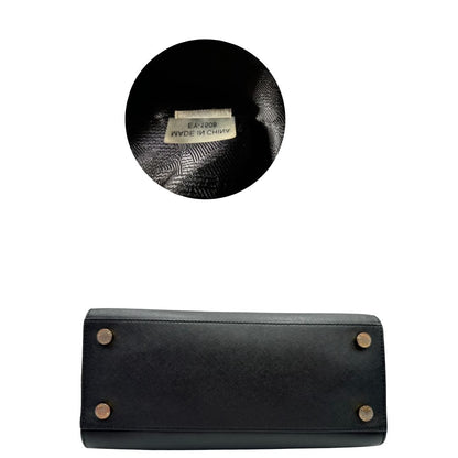 base Borsa Michael Kors in pelle saffiano nera con parti metalliche dorate; munita di doppi manici stondati e una tracolla amovibile e regolabile, di lusso, originale, ottime condizioni. 