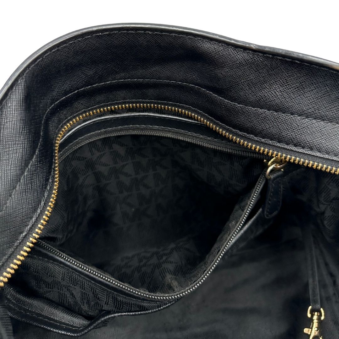 interno Borsa Michael Kors in pelle saffiano nera con parti metalliche dorate; munita di doppi manici stondati e una tracolla amovibile e regolabile, di lusso, originale, ottime condizioni. 