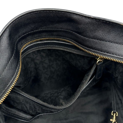 interno Borsa Michael Kors in pelle saffiano nera con parti metalliche dorate; munita di doppi manici stondati e una tracolla amovibile e regolabile, di lusso, originale, ottime condizioni. 