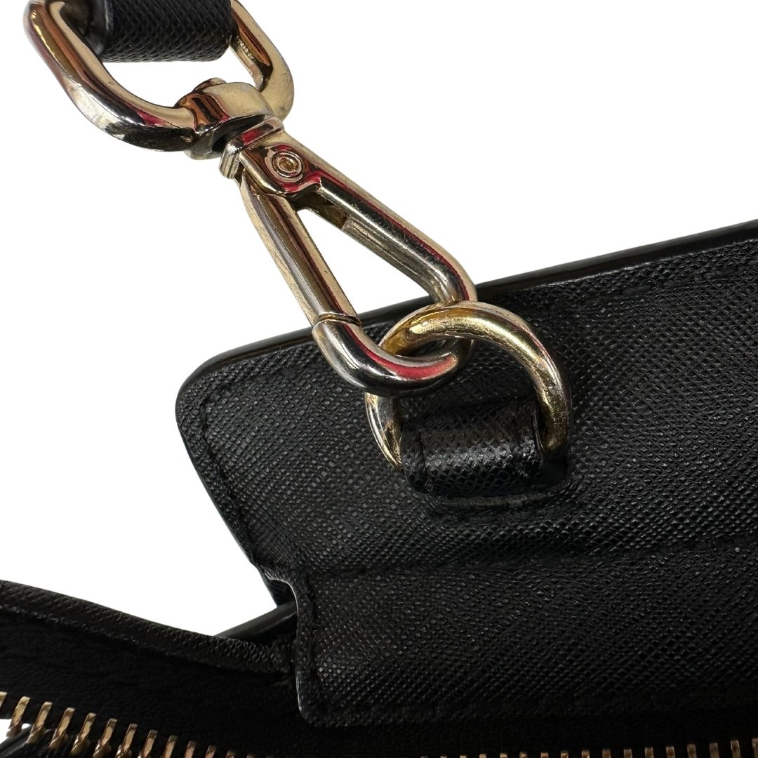 Borsa Michael Kors in pelle saffiano nera con parti metalliche dorate; munita di doppi manici stondati e una tracolla amovibile e regolabile, di lusso, originale, ottime condizioni. 