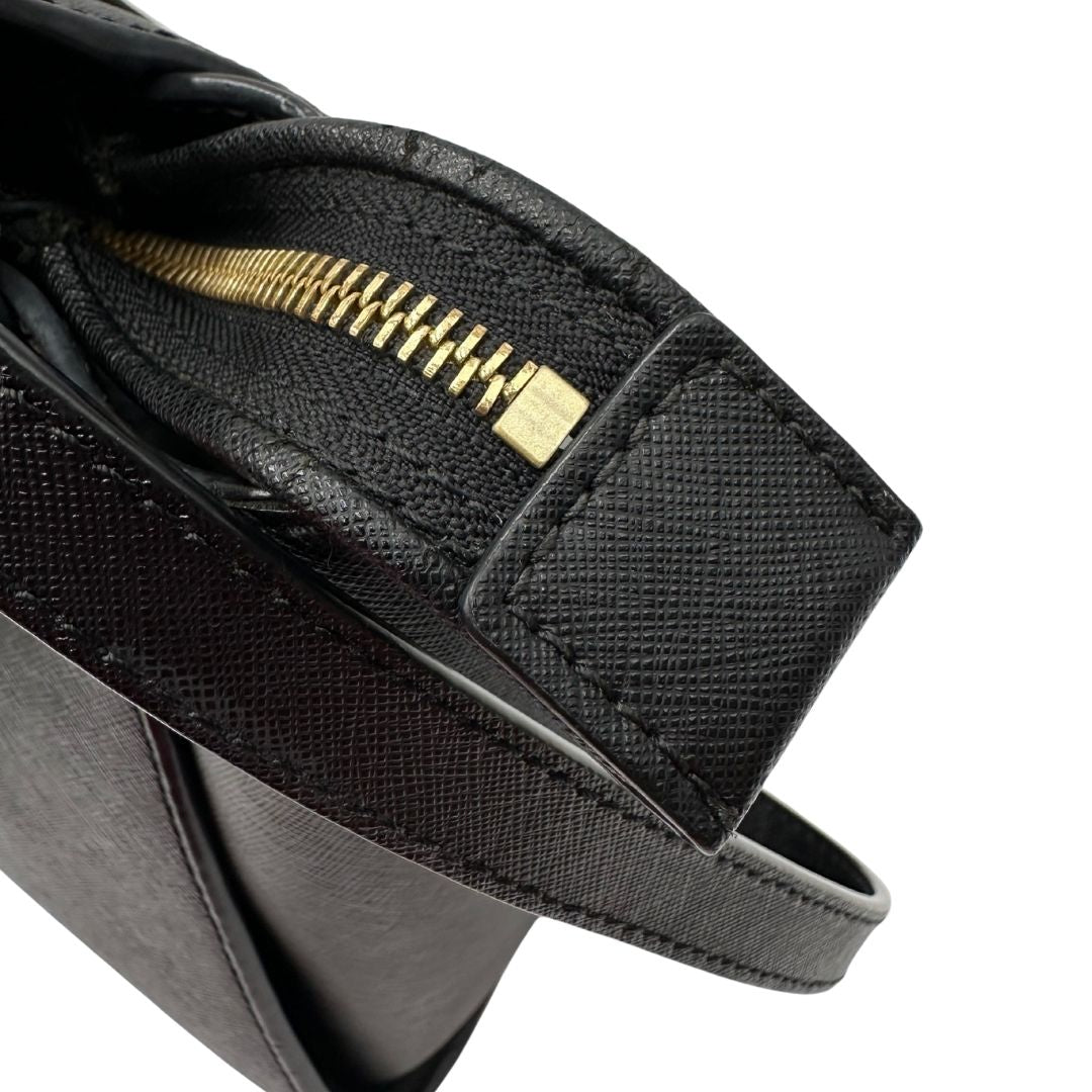 Borsa Michael Kors in pelle saffiano nera con parti metalliche dorate; munita di doppi manici stondati e una tracolla amovibile e regolabile, di lusso, originale, ottime condizioni.