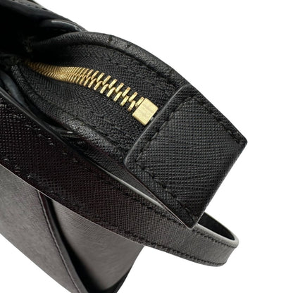 Borsa Michael Kors in pelle saffiano nera con parti metalliche dorate; munita di doppi manici stondati e una tracolla amovibile e regolabile, di lusso, originale, ottime condizioni.