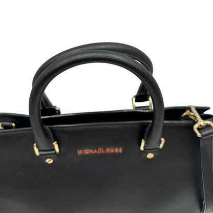 manici Borsa Michael Kors in pelle saffiano nera con parti metalliche dorate; munita di doppi manici stondati e una tracolla amovibile e regolabile, di lusso, originale, ottime condizioni.
