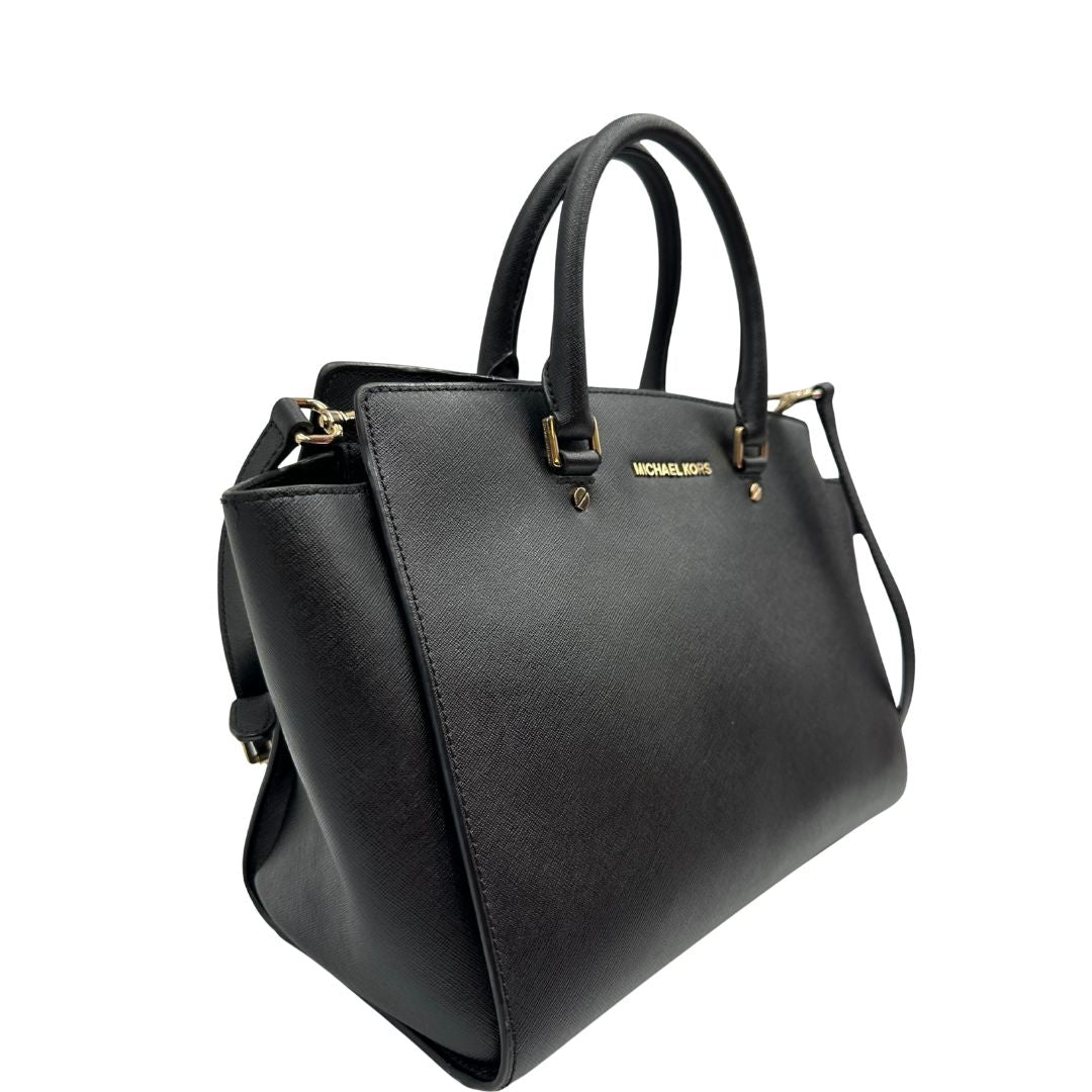 lato Borsa Michael Kors in pelle saffiano nera con parti metalliche dorate; munita di doppi manici stondati e una tracolla amovibile e regolabile, di lusso, originale, ottime condizioni. 