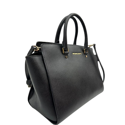 lato Borsa Michael Kors in pelle saffiano nera con parti metalliche dorate; munita di doppi manici stondati e una tracolla amovibile e regolabile, di lusso, originale, ottime condizioni. 