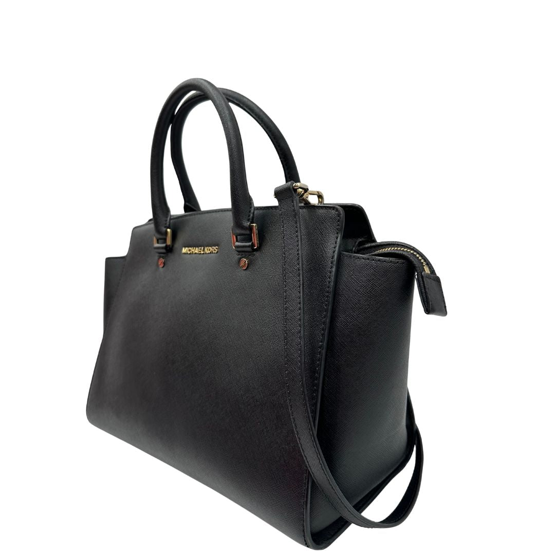 lato Borsa Michael Kors in pelle saffiano nera con parti metalliche dorate; munita di doppi manici stondati e una tracolla amovibile e regolabile, di lusso, originale, ottime condizioni. 