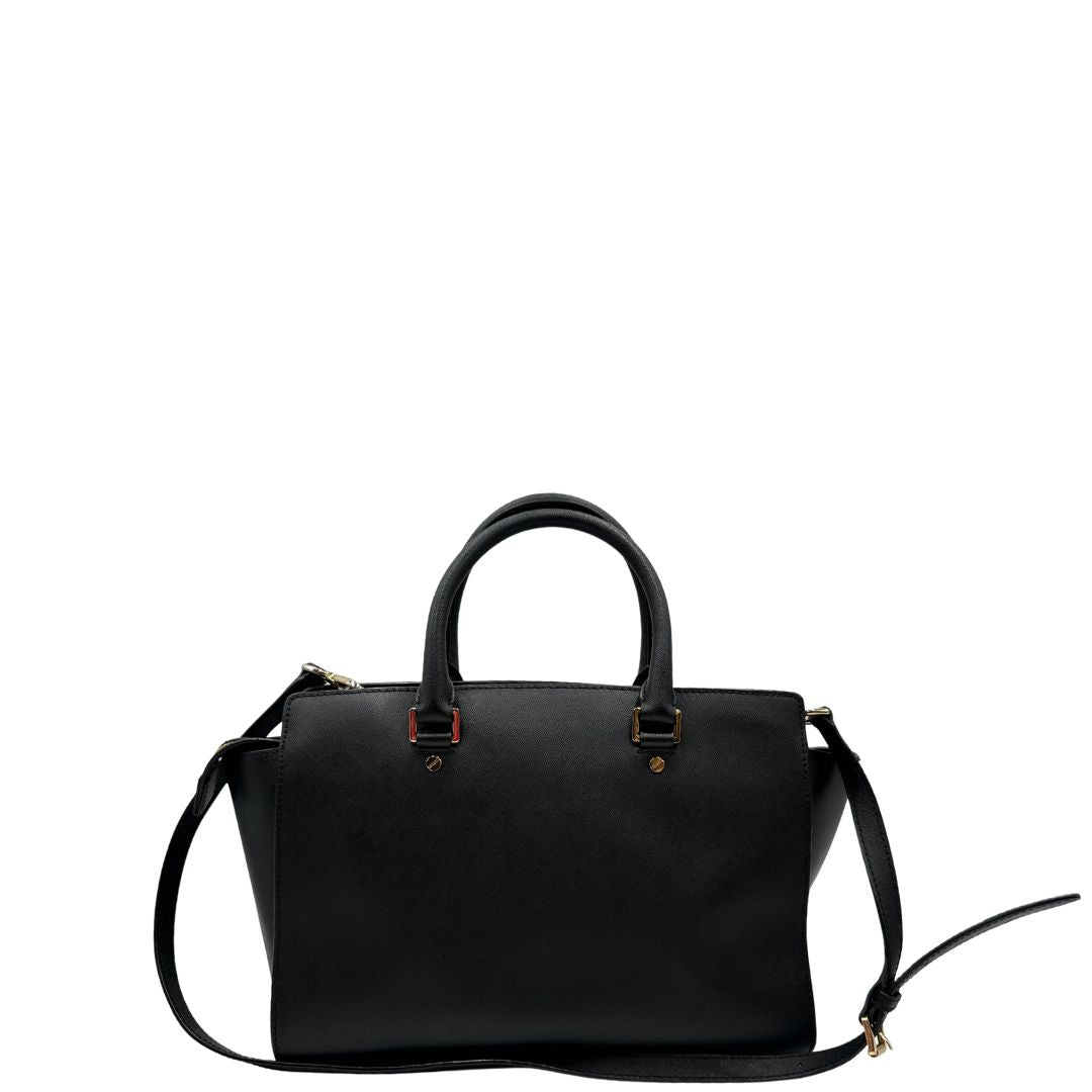 retro Borsa Michael Kors in pelle saffiano nera con parti metalliche dorate; munita di doppi manici stondati e una tracolla amovibile e regolabile, di lusso, originale, ottime condizioni. 