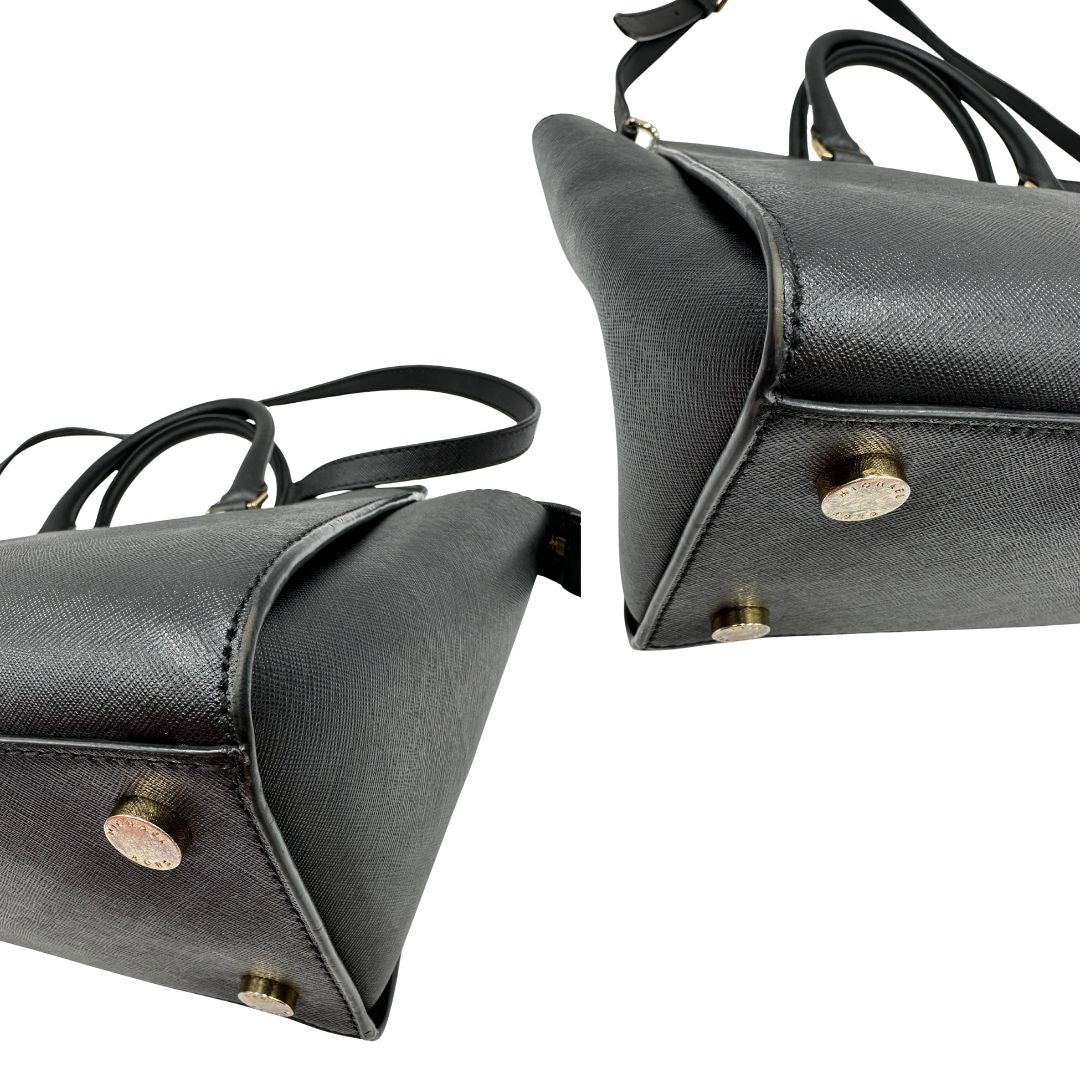 angoli Borsa Michael Kors in pelle saffiano nera con parti metalliche dorate; munita di doppi manici stondati e una tracolla amovibile e regolabile, di lusso, originale, ottime condizioni. 