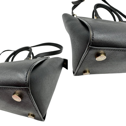 angoli Borsa Michael Kors in pelle saffiano nera con parti metalliche dorate; munita di doppi manici stondati e una tracolla amovibile e regolabile, di lusso, originale, ottime condizioni. 