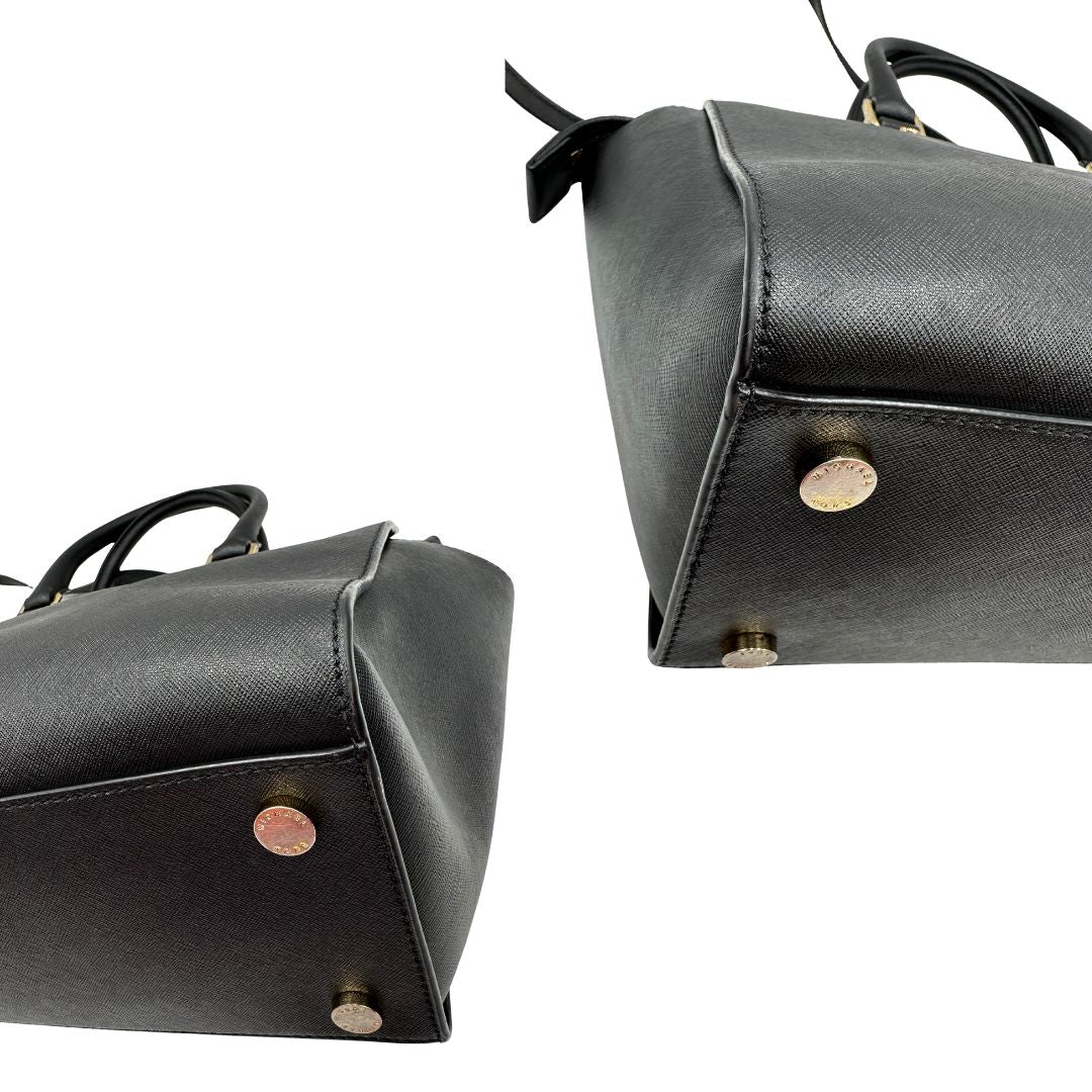 angoli Borsa Michael Kors in pelle saffiano nera con parti metalliche dorate; munita di doppi manici stondati e una tracolla amovibile e regolabile, di lusso, originale, ottime condizioni. 