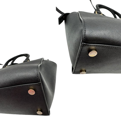 angoli Borsa Michael Kors in pelle saffiano nera con parti metalliche dorate; munita di doppi manici stondati e una tracolla amovibile e regolabile, di lusso, originale, ottime condizioni. 