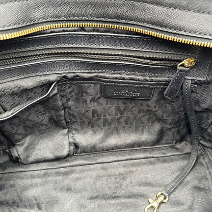 interno Borsa Michael Kors in pelle saffiano nera con parti metalliche dorate; munita di doppi manici stondati e una tracolla amovibile e regolabile, di lusso, originale, ottime condizioni. 