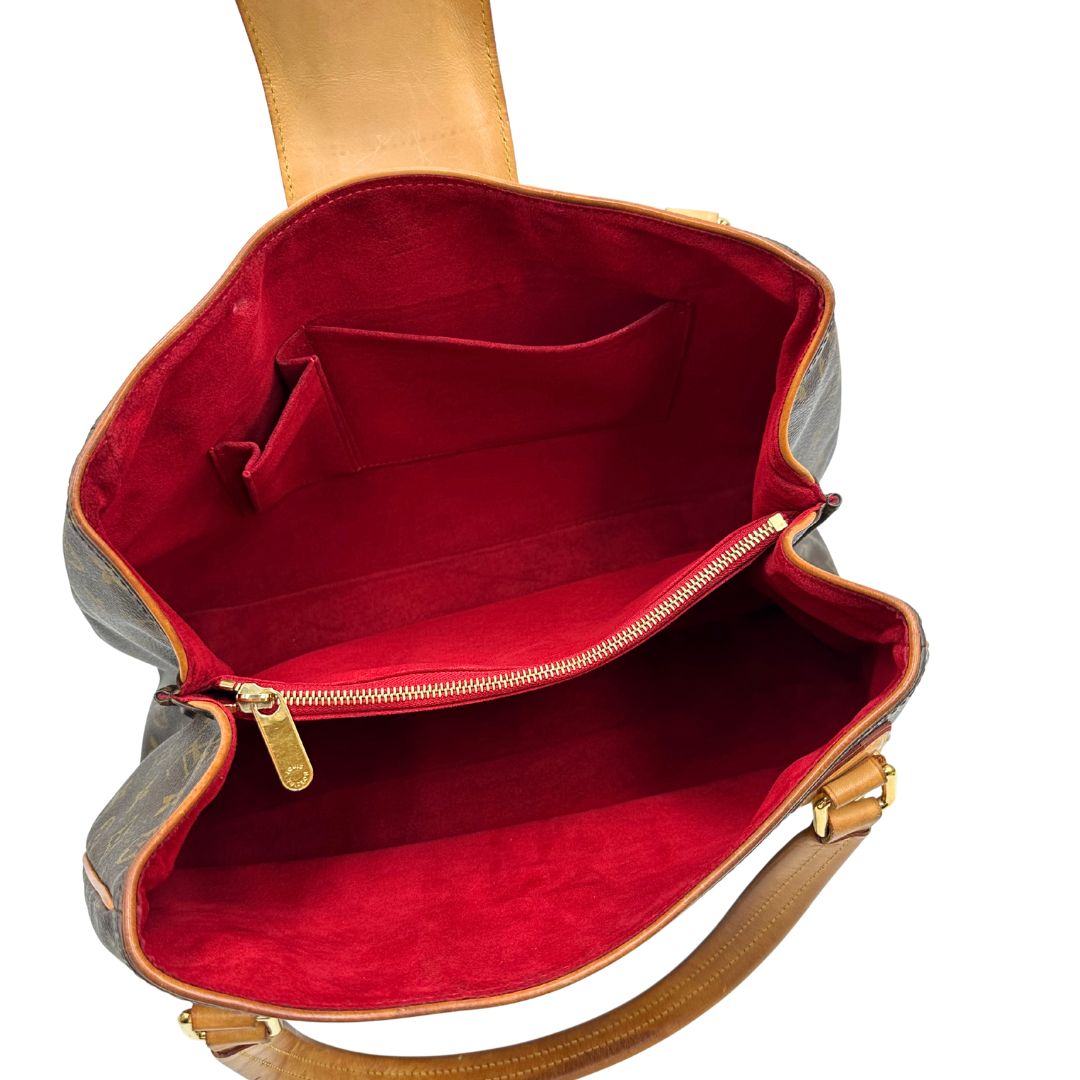 Interno di una Borsa Griet LV in canvas marrone monogram, finiture in vacchetta naturale e metalleria dorata. Indossabile a spalla oppure a mano. Originale, usata, di lusso, in ottime condizioni.