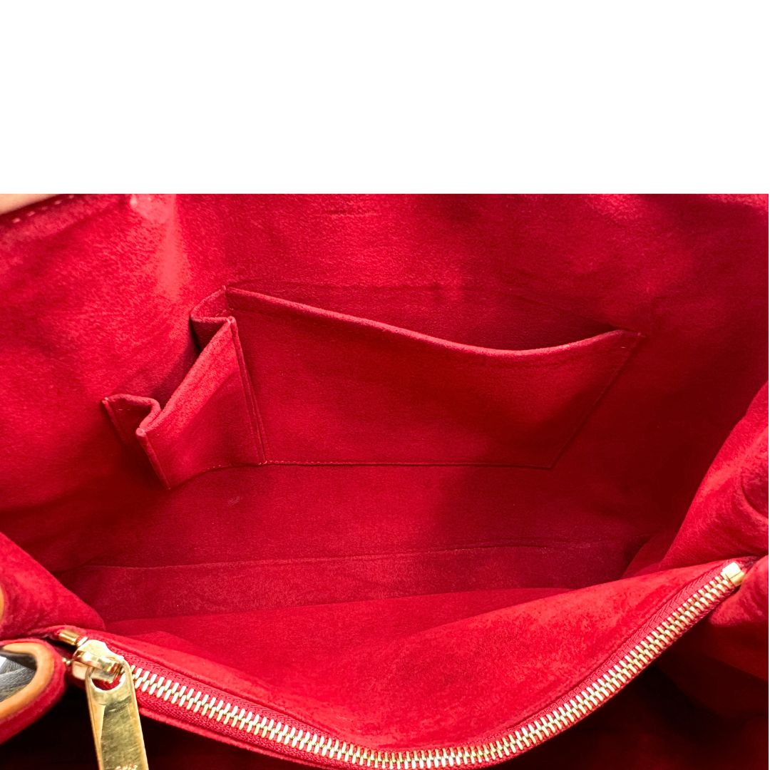 Interno di una Borsa Griet LV in canvas marrone monogram, finiture in vacchetta naturale e metalleria dorata. Indossabile a spalla oppure a mano. Originale, usata, di lusso, in ottime condizioni.