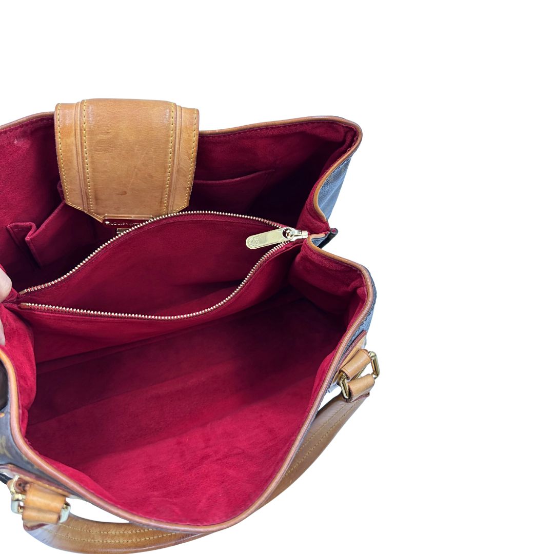 Interno di una Borsa Griet LV in canvas marrone monogram, finiture in vacchetta naturale e metalleria dorata. Indossabile a spalla oppure a mano. Originale, usata, di lusso, in ottime condizioni.