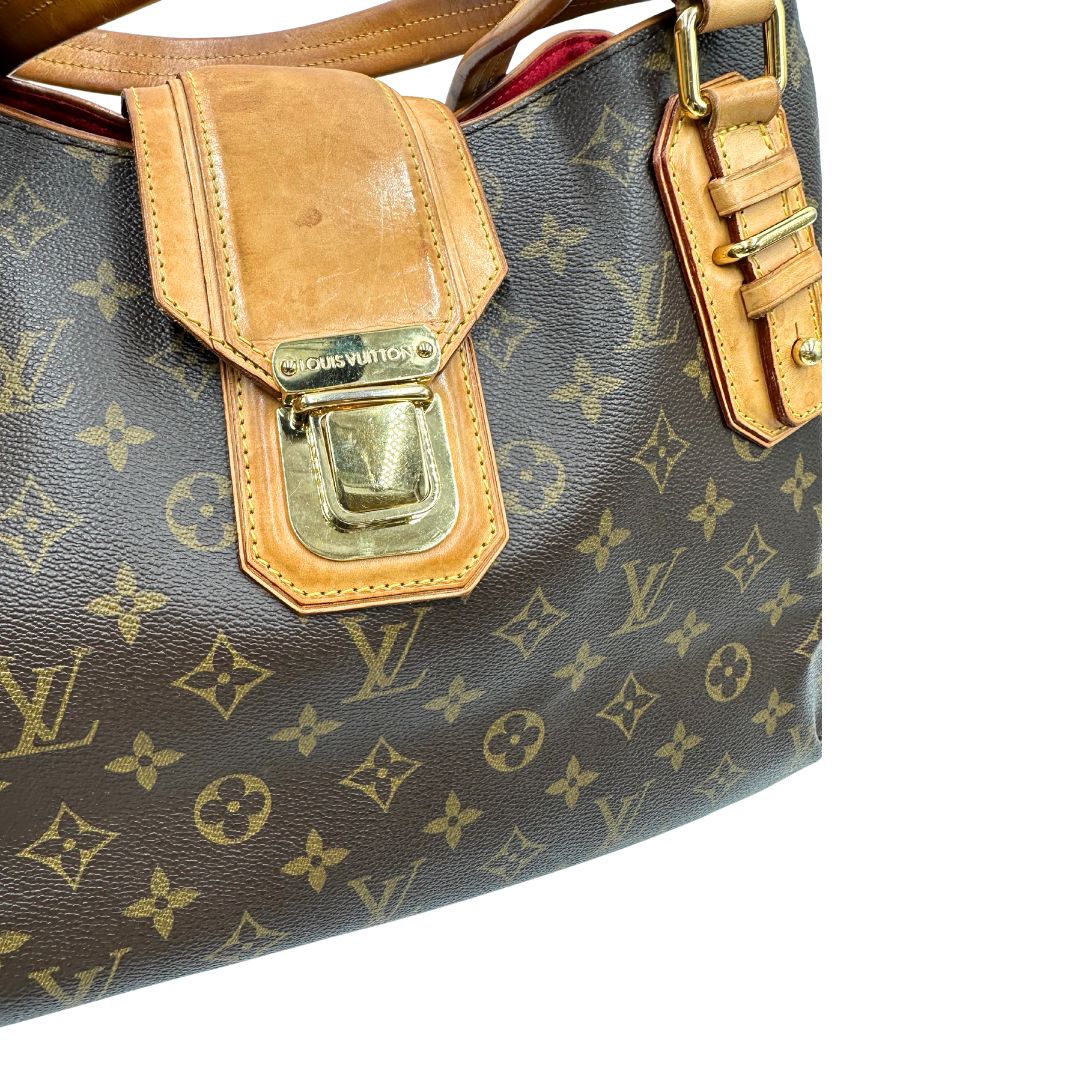 Chiusura di una Borsa Griet LV in canvas marrone monogram, finiture in vacchetta naturale e metalleria dorata. Indossabile a spalla oppure a mano. Originale, usata, di lusso, in ottime condizioni.