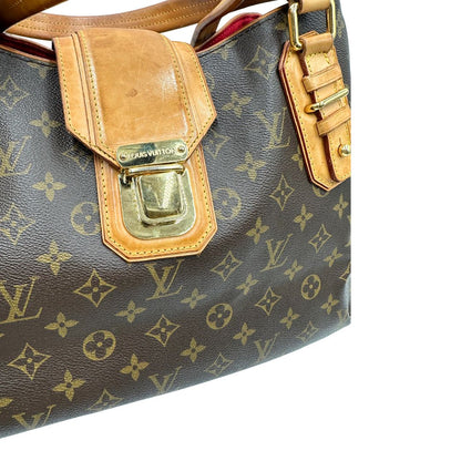 Chiusura di una Borsa Griet LV in canvas marrone monogram, finiture in vacchetta naturale e metalleria dorata. Indossabile a spalla oppure a mano. Originale, usata, di lusso, in ottime condizioni.