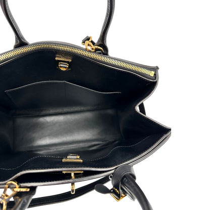 interno Borsa Louis Vuitton L.E. in canvas marrone monogram con finiture in pelle nera e parti metalliche dorate, impreziosita da motivo decorativo floreale verniciato nero e un porta address amovibile; munita di doppi manici stondati e una tracolla amovibile. Completa di dustbag, di lusso, originale, ottime condizioni. 