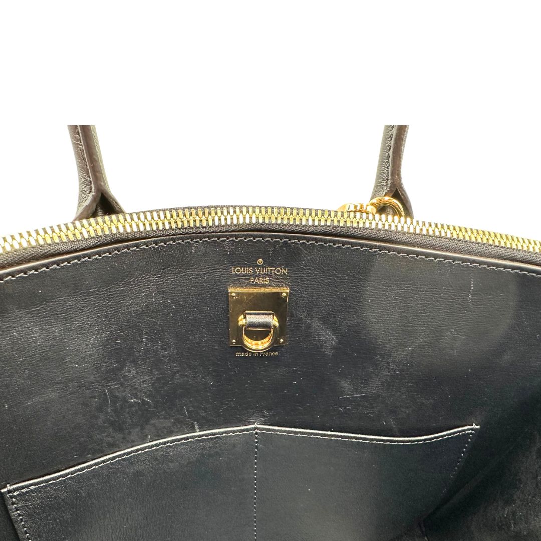 Borsa Louis Vuitton L.E. in canvas marrone monogram con finiture in pelle nera e parti metalliche dorate, impreziosita da motivo decorativo floreale verniciato nero e un porta address amovibile; munita di doppi manici stondati e una tracolla amovibile. Completa di dustbag, di lusso, originale, ottime condizioni. 